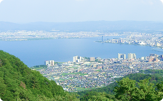 湖南エリアの街並みと琵琶湖の風景