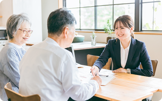 スタッフとご夫婦が笑顔で相談している様子